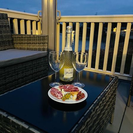 Lakeside Escape With Hot Tub 요크 외부 사진