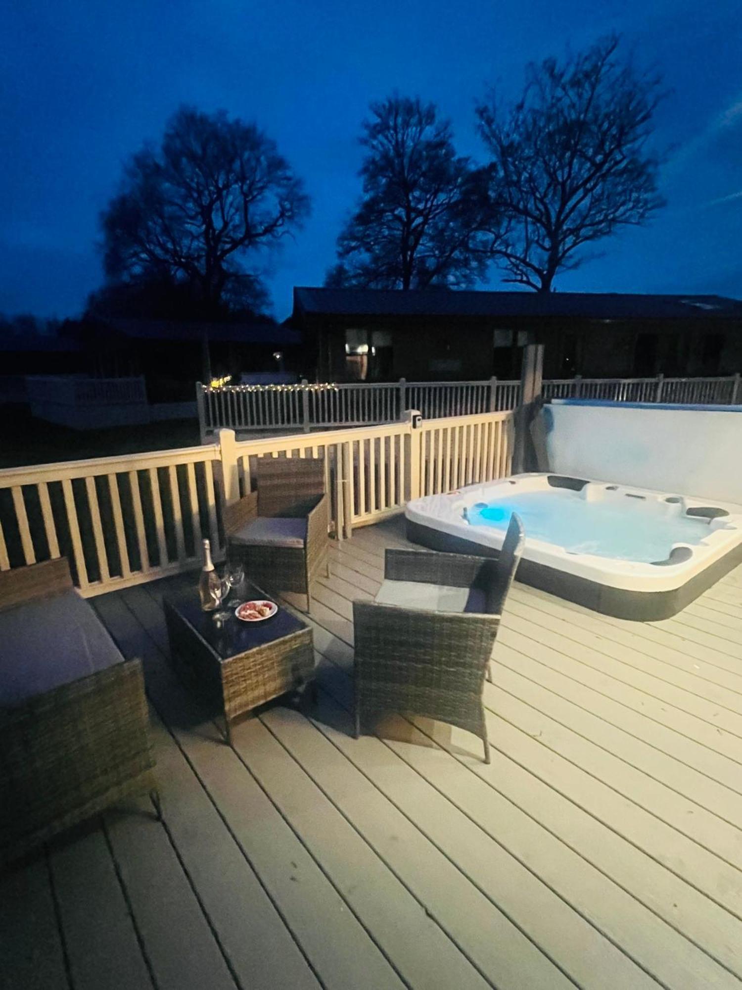 Lakeside Escape With Hot Tub 요크 외부 사진